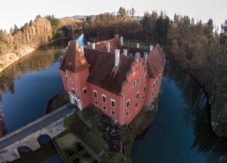 Červená Lhota ve svém jádru skrývá zbytky původní tvrze ze 14. století. Dnešní renesanční budova vznikla po roce 1530 a byla dále několikrát upravena. DJI00571.jpg