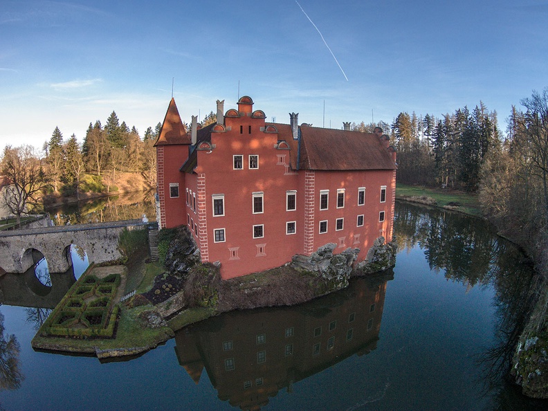 Červená Lhota ve svém jádru skrývá zbytky původní tvrze ze 14. století. Dnešní renesanční budova vznikla po roce 1530 a byla dále několikrát upravena. DJI00591.jpg