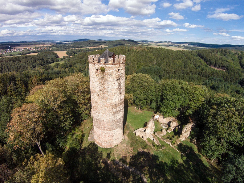 Hrad Šelmberk založený pány ze Šelmberka před rokem 1318. V 15. století často měnil majitele a v polovině 16. století prodělal renesanční přestavbu. Křídlo nově postavené zámecké budovy přetnulo i hradní příkop. V 17. stol. se uvádí jako pustý. Šelmberk1.jpg