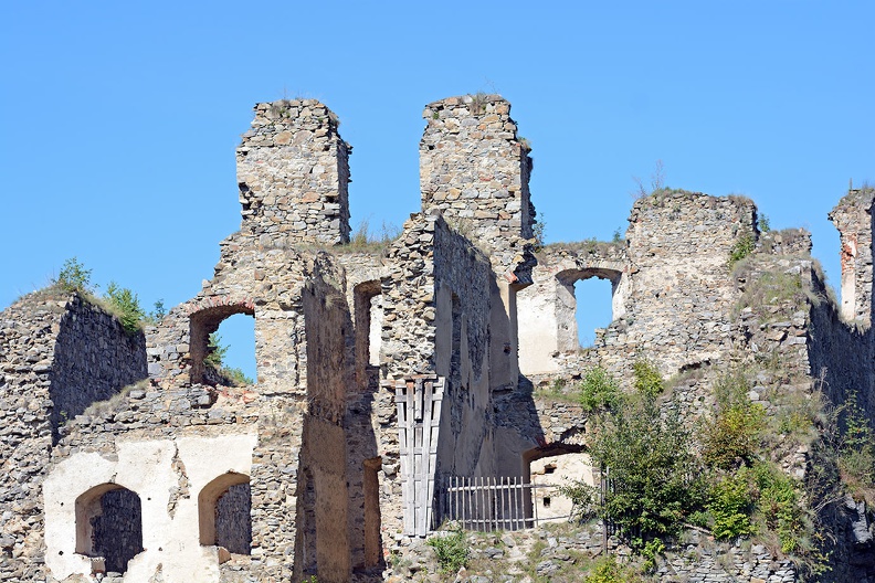 Zřícenina mohutného gotického hradu založeného Rožmberky v roce 1349. _DSC9395.jpg
